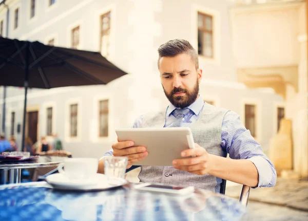 Uomo d'affari che lavora su tablet — Foto Stock