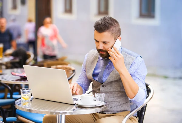 Geschäftsmann arbeitet während der Mittagszeit — Stockfoto