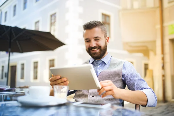 Empresário trabalhando em tablet — Fotografia de Stock