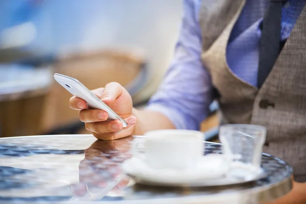 Kafede cep telefonu kullanan bir işadamı. — Stok fotoğraf