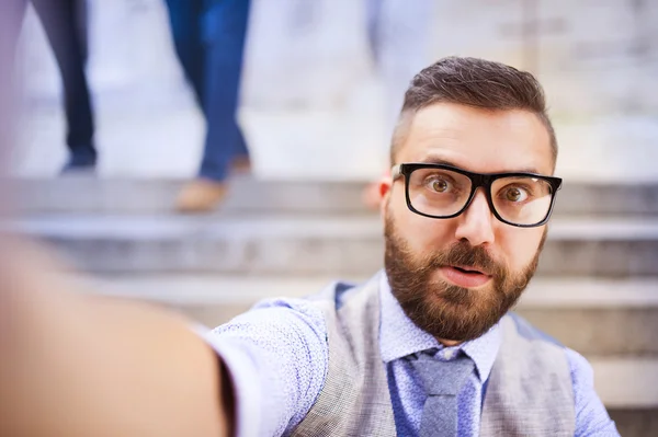 Affärsman i glas och med selfie — Stockfoto