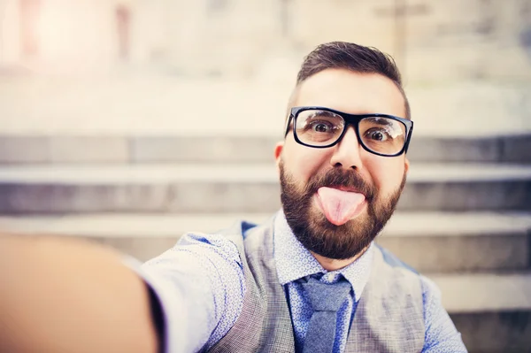 Podnikatel ve skle a přijetí selfie — Stock fotografie