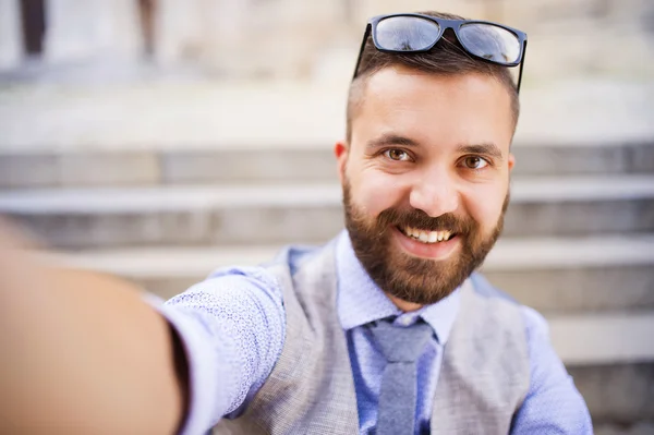 Podnikatel ve skle a přijetí selfie — Stock fotografie