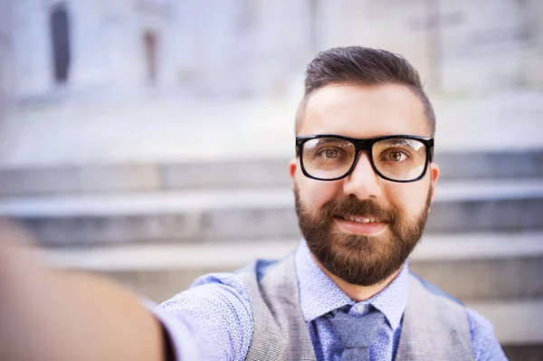 Empresário em óculos e tomar selfie — Fotografia de Stock