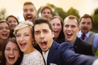Yeni selfie alarak onların arkadaşları ile evli