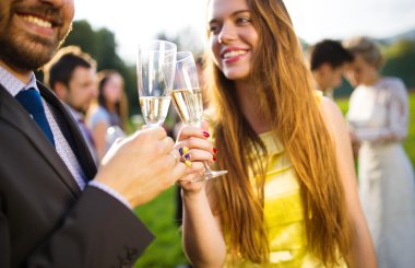 Bardakları tokuşturup düğün Konuklar