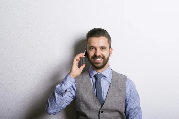 Empresario haciendo una llamada telefónica con teléfono móvil — Foto de Stock