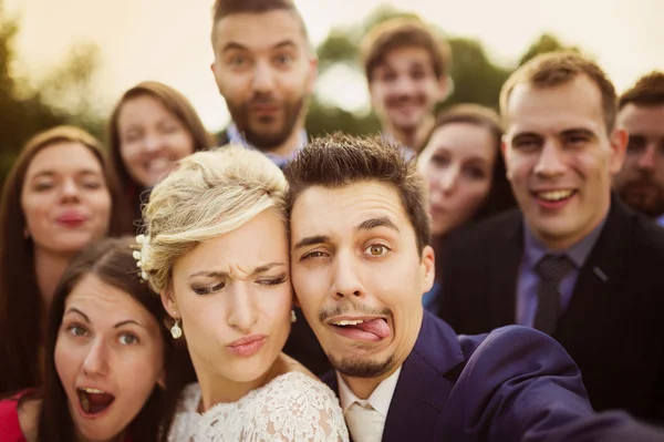 Recém-casados com os seus amigos a tirar selfie — Fotografia de Stock