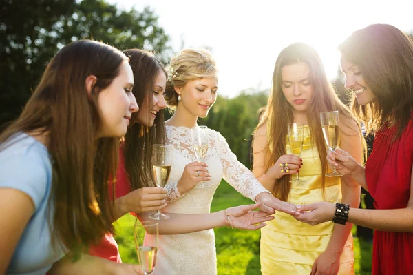 Brautjungfern stoßen beim Hochzeitsempfang an — Stockfoto