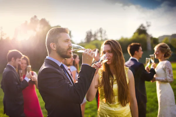 Bruiloft gasten drinken champagne — Stockfoto