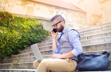 Merdivenlerin üzerinde çalışan iş adamı