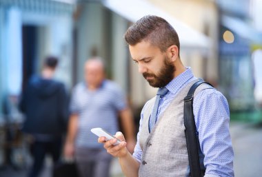 cep telefonuyla sokakta işadamı