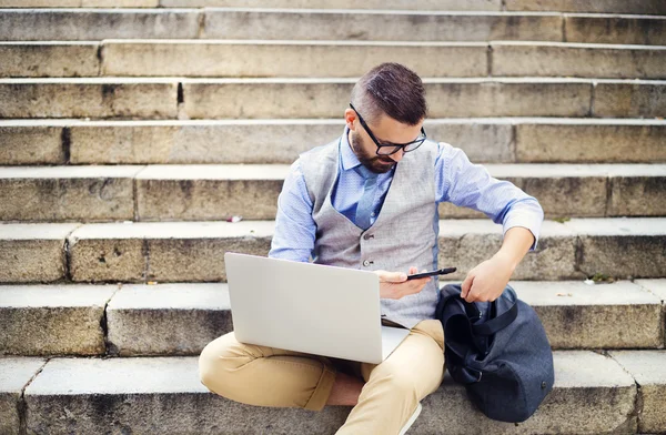 Geschäftsmann arbeitet an Treppe — Stockfoto