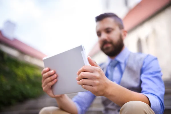 Uomo d'affari che utilizza tablet digitale — Foto Stock