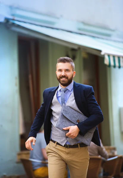 Geschäftsmann eilt zur Arbeit — Stockfoto