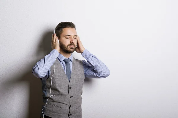 Empresario escuchando música — Foto de Stock