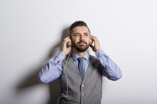 Businessman listening to music — Stock Photo, Image