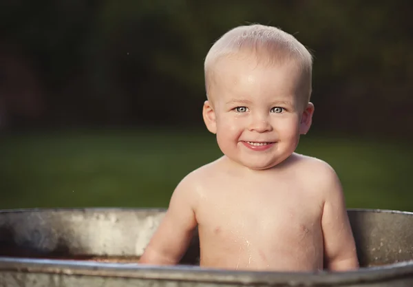 Junge badet im Garten — Stockfoto