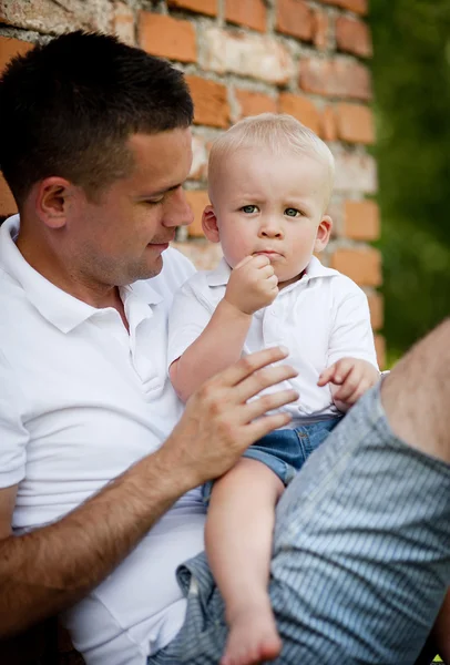 Vader met zijn zoon spelen — Stockfoto