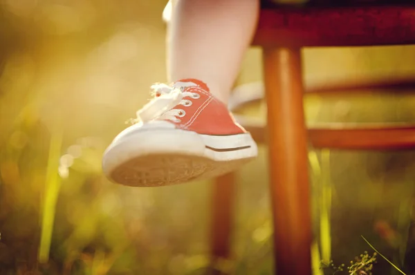 Gamba del ragazzo sulla sedia — Foto Stock