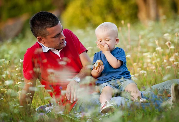 Padre con figlio mangiare muffin — Foto Stock