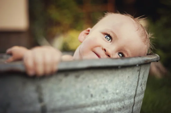 Niño bañándose en el jardín —  Fotos de Stock