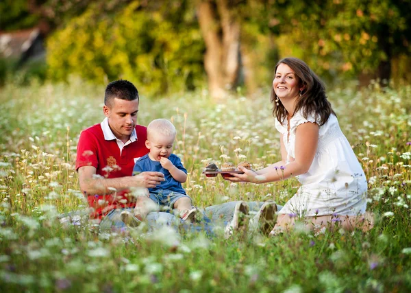 Mutlu bir aile eğleniyor — Stok fotoğraf