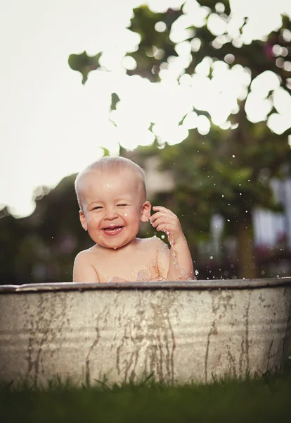 Menino tomando banho no jardim — Fotografia de Stock