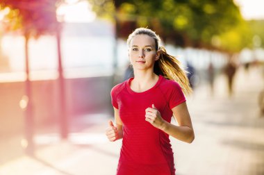 Şehirde koşucu koşu