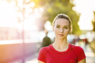 Şehirde kadın koşucu koşu