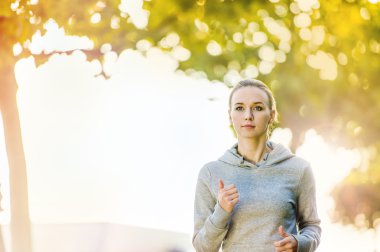 Kadın atlet şehirde koşu.