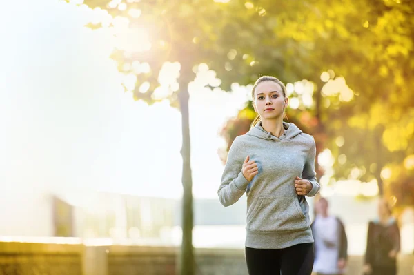 Runner jogging i staden — Stockfoto