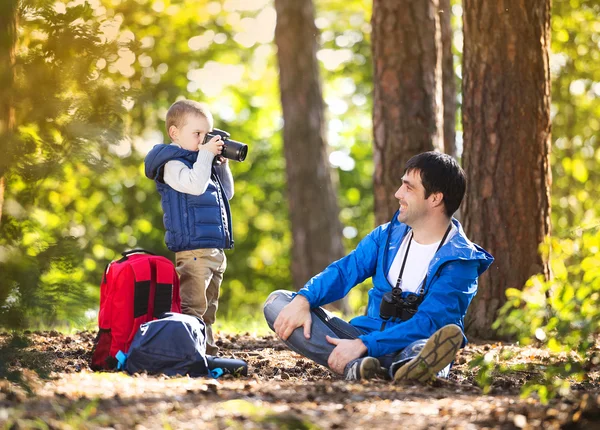 Pai e filho na floresta — Fotografia de Stock