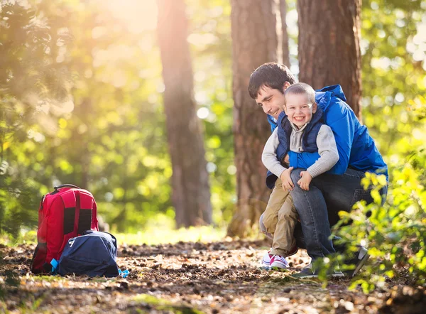 Vater und Sohn im Wald — Stockfoto