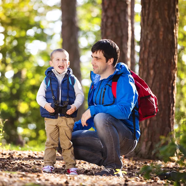 Far och son i skogen — Stockfoto