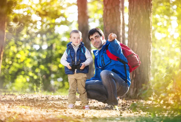 Far och son i skogen — Stockfoto