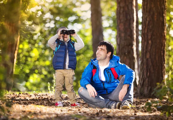 Père et fils dans la forêt — Photo