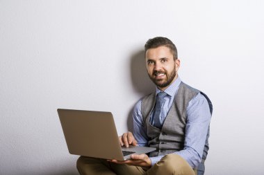 laptop ile oturan işadamı