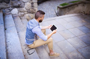 İşadamı şehirde dijital tablet kullanma