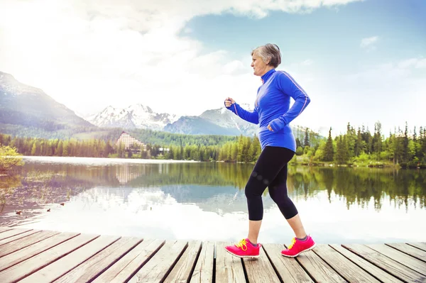 Donna anziana jogging — Foto Stock