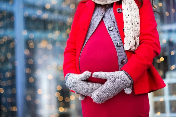 Pregnant woman's belly in winter — Stock Photo, Image