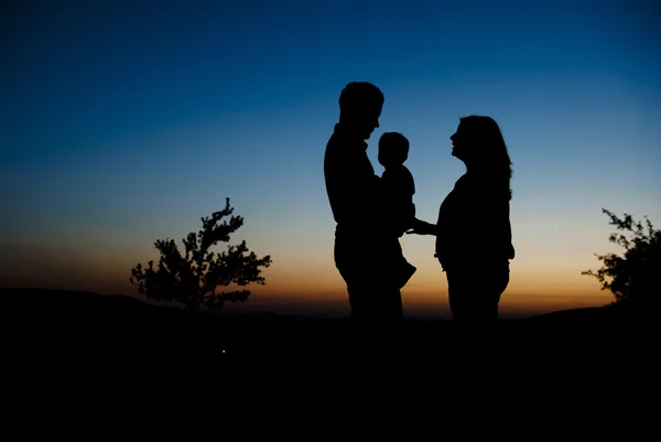 Família com o menino passando o tempo — Fotografia de Stock