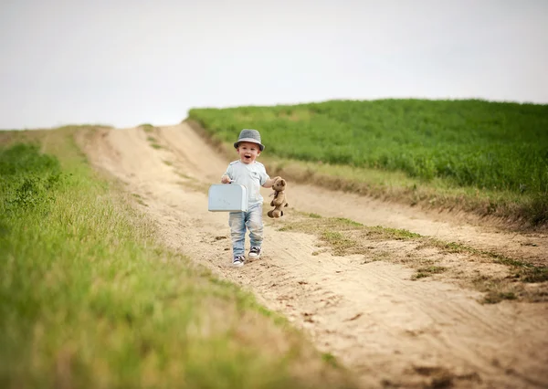 Petit garçon marchant sur le sentier — Photo