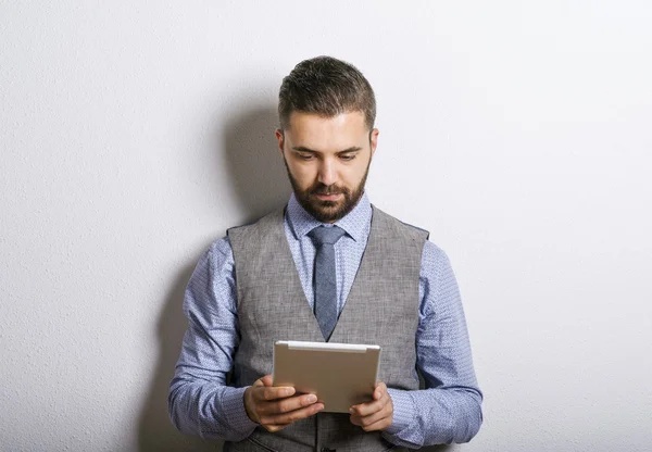 Affärsman med digital tablet — Stockfoto