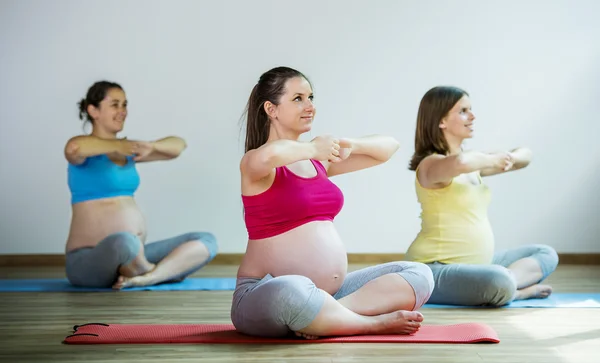 Mujeres embarazadas haciendo ejercicio de relajación —  Fotos de Stock