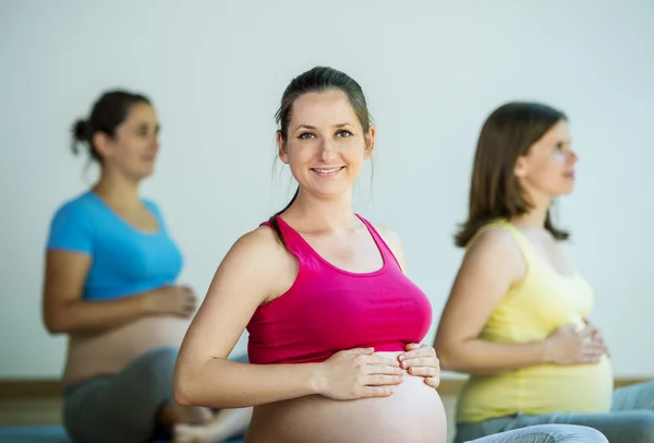 Kobiety w ciąży robi ćwiczenia relaksacyjne — Zdjęcie stockowe