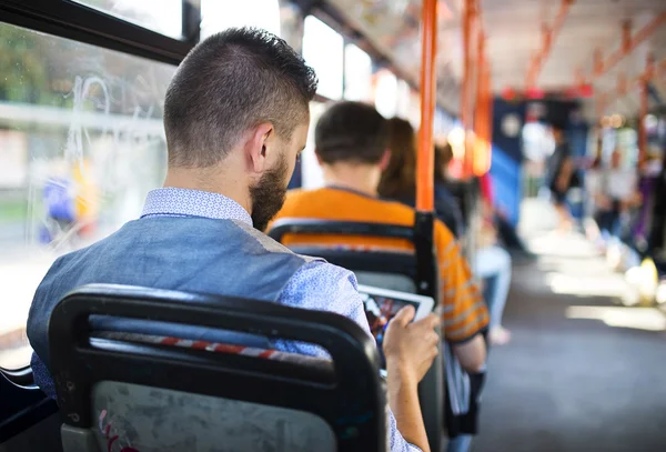 Człowiek za pomocą cyfrowego tabletu w tramwaju — Zdjęcie stockowe