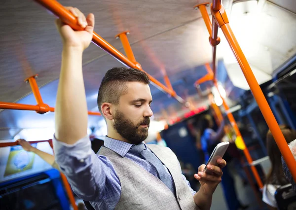 Współczesny człowiek przy użyciu telefonu komórkowego w tramwaju — Zdjęcie stockowe