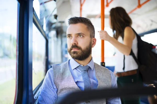 Hipster uomo che viaggia in tram — Foto Stock