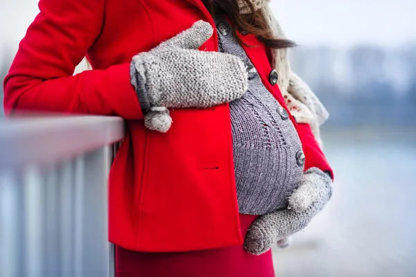 Vientre de la mujer embarazada en invierno — Foto de Stock